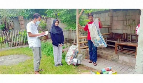 Melalui Bank Sampah Mandiri Karang Taruna Desa Kebon Cau Kecamatan Teluknaga Wujudkan Dari Sampah Me
